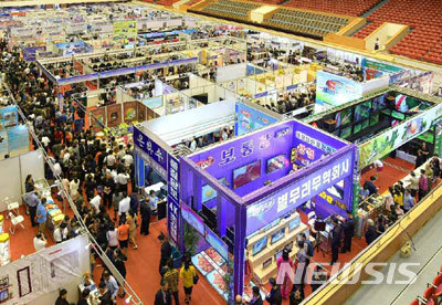 【서울=뉴시스】제15차 평양가을철국제상품전람회가 평양체육관에서 각국 350여 회사가 참가한 가운데 개막됐다고 북한 노동신문이 2019년 9월24일 보도했다. 북한은 매년 봄과 가을에 국제상품전람회를 개최하다가 코로나 팬데믹으로 중단했으나 올해 6년 만에 다시 개최한다고 공지했다. (출처=노동신문) 2025.03.26.
