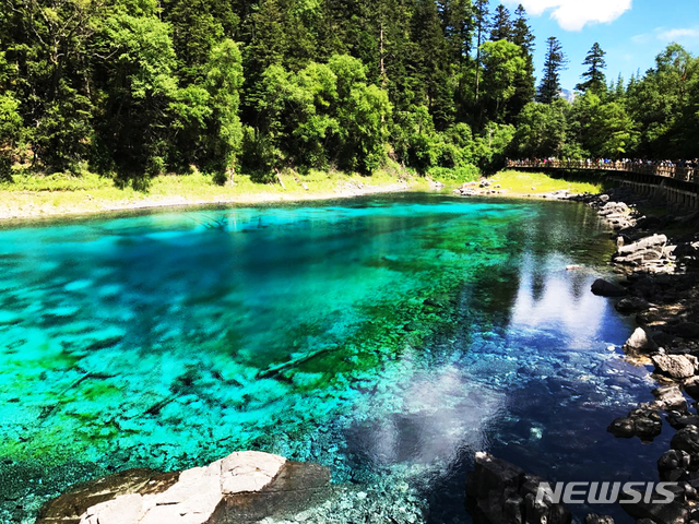 【서울=뉴시스】지난 2017년 규모 7.0 강진으로 큰 피해를 입었던 중국 유명 관광지 쓰촨성 주자이거우(九寨溝, 구채구)가 오는 27일 재개장한다. 주자이거우 자료사진. <사진출처: 주자이거우 공식사이트> 2019.09.24