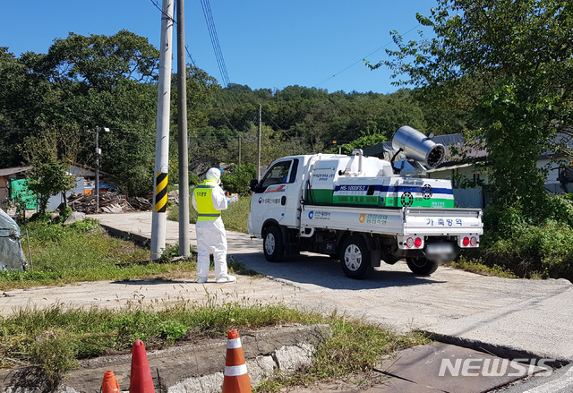 【강화=뉴시스】 함상환 기자 = 24일 오후 인천 강화군 지역에 아프리카돼지열병(ASF) 의심 판정을 받은 돼지 사육 농가 주변을 방역 차량이 방역하고 있다. 2019.09.24.&nbsp;&nbsp; photo@newsis.com 