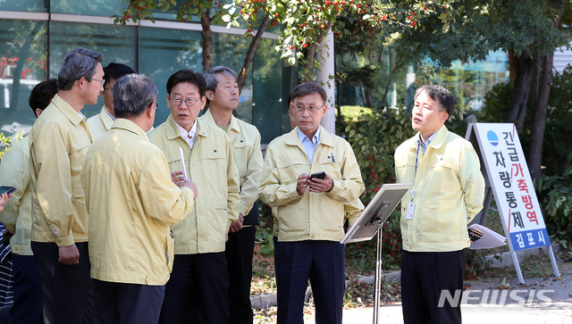 【수원=뉴시스】김경호 기자= 이재명 경기도지사가 24일 김포에 위치한 경기농업기술센터 내 거점소독시설을 방문해 김희겸 경기도행정1부지사 등 관계자에게 추가 지원 등 최고 수준의 대응을 지시했다. 