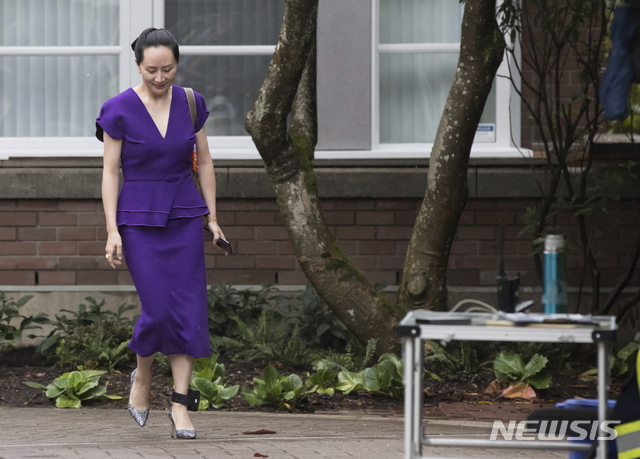 【밴쿠버=AP/뉴시스】화웨이 멍완저우 부회장 겸 최고재무책임자(CFO)가 9월23일(현지시간) 발목에 전자발찌를 착용한 채 캐나다 밴쿠버의 자택을 나서고 있다.멍 부회장은 캐나다와 미국 정부를 상대로 제기한 소송 심리를 위해 브리티시컬럼비아주 대법원에 출석했다. 2019.12.02.