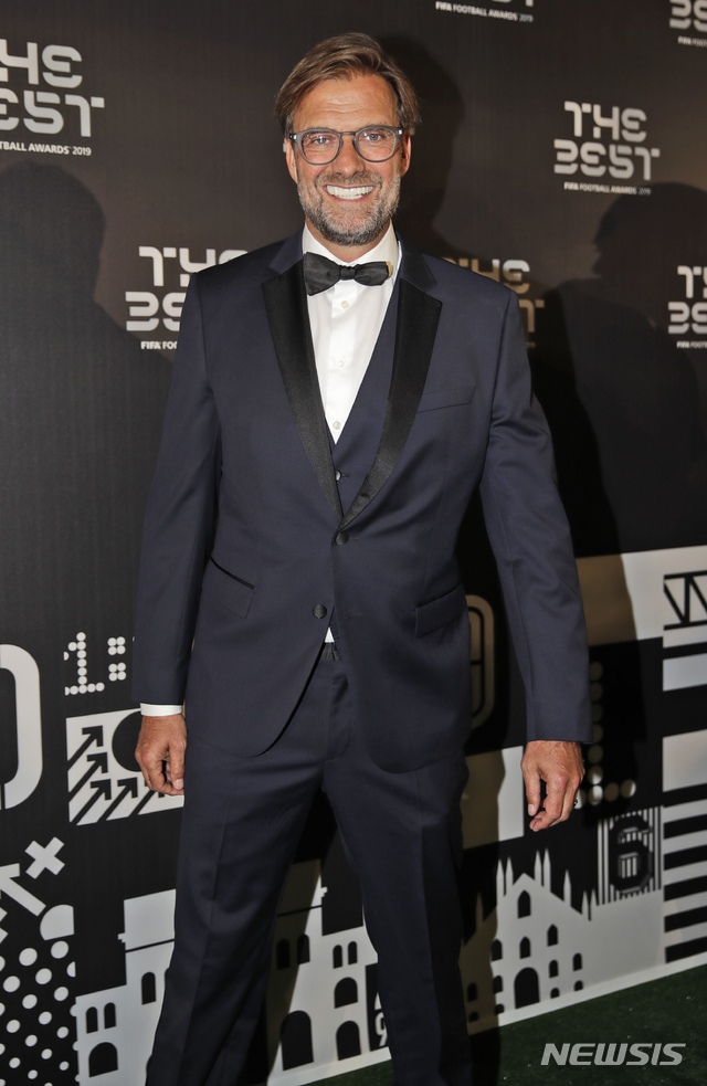 【밀라노=AP/뉴시스】FIFA 올해의 감독상 받은 리버풀의 위르겐 클롭 감독.