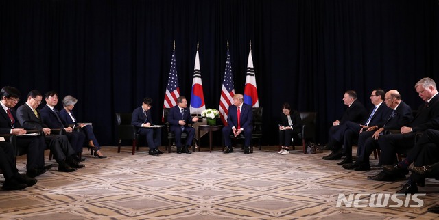 【뉴욕=뉴시스】전신 기자 = 문재인 대통령이 23일(현지시간) 뉴욕 인터콘티넨탈 뉴욕 바클레이 호텔에서 도널드 트럼프 미국 대통령과 한미 정상회담을 하고 있다. 2019.09.24.&nbsp; photo1006@newsis.com