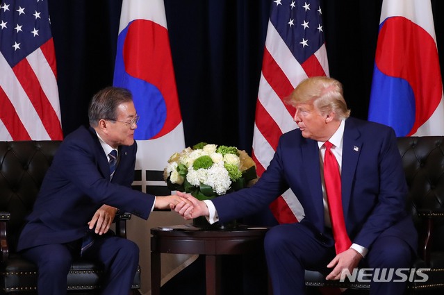 【뉴욕=뉴시스】전신 기자 = 문재인 대통령이 23일(현지시간) 뉴욕 인터콘티넨탈 뉴욕 바클레이 호텔에서 도널드 트럼프 미국 대통령과 한미 정상회담을 하고 있다. 2019.09.24.&nbsp; photo1006@newsis.com