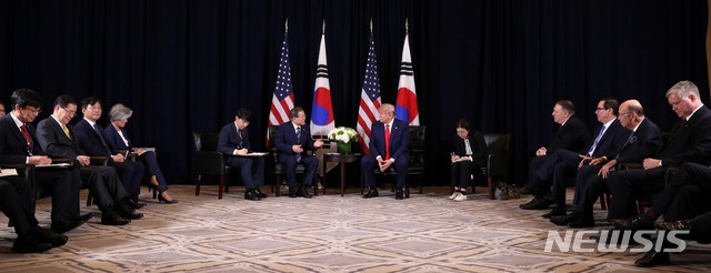 【뉴욕=뉴시스】전신 기자 = 문재인 대통령이 23일(현지시간) 뉴욕 인터콘티넨탈 뉴욕 바클레이 호텔에서 도널드 트럼프 미국 대통령과 한미 정상회담을 하고 있다. 2019.09.24.&nbsp; photo1006@newsis.com