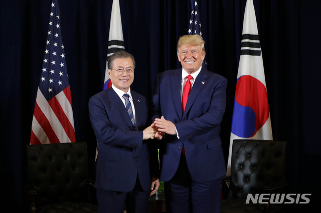 【뉴욕=뉴시스】전신 기자 = 문재인 대통령이 23일(현지시간) 뉴욕 인터콘티넨탈 뉴욕 바클레이 호텔에서 도널드 트럼프 미국 대통령과 한미 정상회담을 하고 있다. 2019.09.24.&nbsp; photo1006@newsis.com