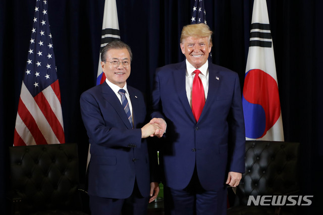 【뉴욕=뉴시스】전신 기자 = 문재인 대통령이 23일(현지시간) 뉴욕 인터콘티넨탈 뉴욕 바클레이 호텔에서 도널드 트럼프 미국 대통령과 한미 정상회담을 하고 있다. 2019.09.24.&nbsp; photo1006@newsis.com
