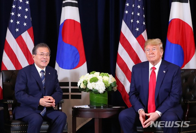 【뉴욕=뉴시스】전신 기자 = 문재인 대통령이 23일(현지시간) 뉴욕 인터콘티넨탈 뉴욕 바클레이 호텔에서 도널드 트럼프 미국 대통령과 한미 정상회담을 하고 있다. 2019.09.24.&nbsp; photo1006@newsis.com