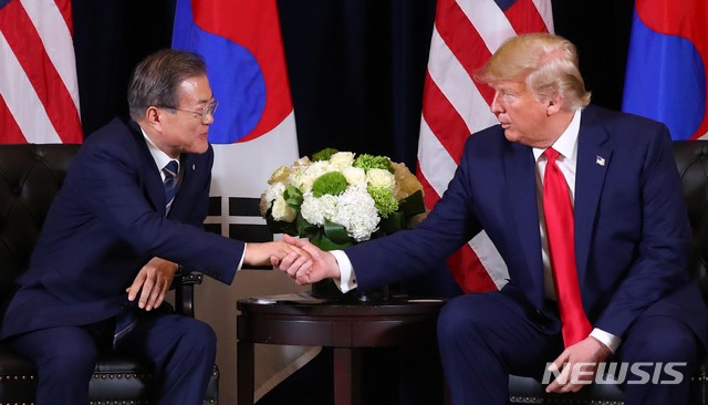【뉴욕=뉴시스】전신 기자 = 문재인 대통령이 23일(현지시간) 뉴욕 인터콘티넨탈 뉴욕 바클레이 호텔에서 도널드 트럼프 미국 대통령과 한미 정상회담을 하고 있다. 2019.09.24.&nbsp; photo1006@newsis.com