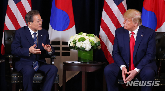 [뉴욕=뉴시스]전신 기자 = 2019년 9월 24일(현지 시간) 문재인 당시 대통령이 뉴욕 인터콘티넨탈 뉴욕 바클레이 호텔에서 도널드 트럼프 미국 대통령과 한미 정상회담을 하고 있다. 2019.09.24. photo1006@newsis.com