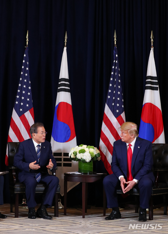 【뉴욕=뉴시스】전신 기자 = 문재인 대통령이 23일(현지시간) 뉴욕 인터콘티넨탈 뉴욕 바클레이 호텔에서 도널드 트럼프 미국 대통령과 한미 정상회담을 하고 있다. 2019.09.24.&nbsp; photo1006@newsis.com