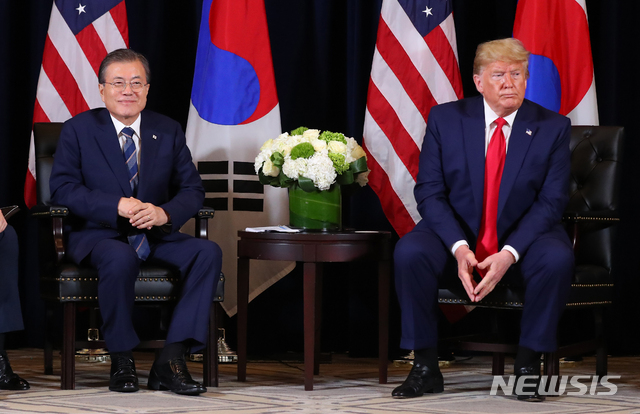 【뉴욕=뉴시스】전신 기자 = 문재인 대통령이 23일(현지시간) 뉴욕 인터콘티넨탈 뉴욕 바클레이 호텔에서 열린 한미 정상회담에서 취재진의 질문을 듣고 있다. 2019.09.24. photo1006@newsis.com