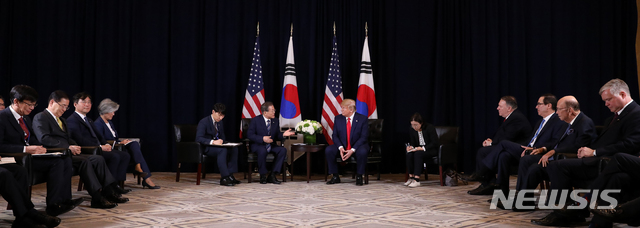 【뉴욕=뉴시스】전신 기자 = 문재인 대통령이 23일(현지시간) 뉴욕 인터콘티넨탈 뉴욕 바클레이 호텔에서 도널드 트럼프 미국 대통령과 한미 정상회담을 하고 있다. 2019.09.24.&nbsp; photo1006@newsis.com