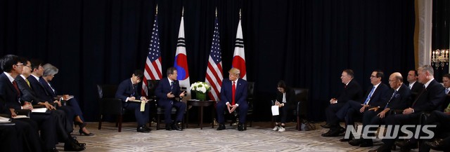 【뉴욕=뉴시스】전신 기자 = 문재인 대통령이 23일(현지시간) 뉴욕 인터콘티넨탈 뉴욕 바클레이 호텔에서 도널드 트럼프 미국 대통령과 한미 정상회담을 하고 있다. 2019.09.24.&nbsp; photo1006@newsis.com