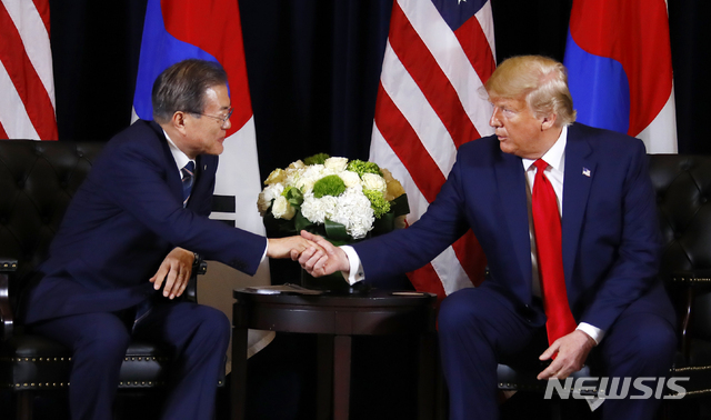 【뉴욕=뉴시스】전신 기자 = 문재인 대통령이 23일(현지시간) 뉴욕 인터콘티넨탈 뉴욕 바클레이 호텔에서 열린 한미 정상회담에서 도널드 트럼프 미국 대통령과 악수하고 있다. 2019.09.24.&nbsp; photo1006@newsis.com