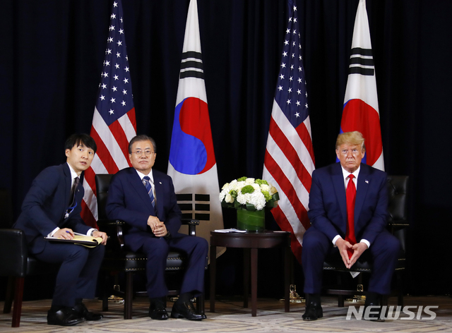 【뉴욕=뉴시스】전신 기자 = 문재인 대통령이 23일(현지시간) 뉴욕 인터콘티넨탈 뉴욕 바클레이 호텔에서 열린 한미 정상회담에서 도널드 트럼프 미국 대통령과 함께 취재진의 질문을 듣고 있다. 2019.09.24.&nbsp; photo1006@newsis.com