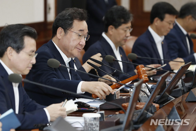 【서울=뉴시스】최동준 기자 = 이낙연 국무총리가 지난달 24일 서울 종로구 정부서울청사에서 열린 국무회의에서 회의 시작을 알리는 의사봉을 두드리고 있다. 2019.09.24. photocdj@newsis.com