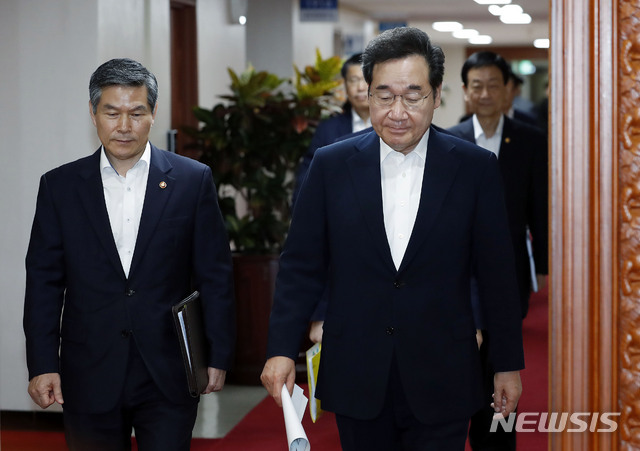 【서울=뉴시스】최동준 기자 = 이낙연 국무총리가 24일 서울 종로구 정부서울청사에서 열린 국무회의에서 정경두 국방부 장관과 함께 입장하고 있다. 2019.09.24.&nbsp; photocdj@newsis.com