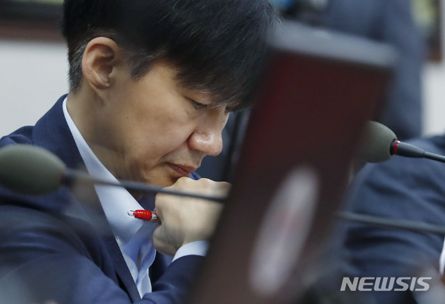 【서울=뉴시스】최동준 기자 = 조국 법무부 장관이 24일 서울 종로구 정부서울청사에서 열린 국무회의에서 이낙연 국무총리의 모두발언을 듣고 있다. 2019.09.24.&nbsp; photocdj@newsis.com