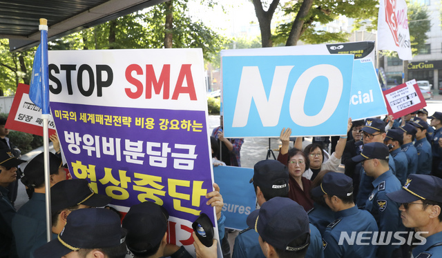 【서울=뉴시스】최진석 기자 = 평통사 회원들이 24일 오전 서울 동대문구 한국국방연구원 앞에서 11차 한미 방위비분담 특별협정 협상 중단을 촉구하는 시민사회 공동기자회견을 하고 있다.&nbsp; 이날 한미 외교당국은 서울에서 2020년부터 적용하는 제11차 한미 방위비분담 특별협정(SMA) 체결을 위한 1차 회의를 열었다. 2019.09.24. myjs@newsis.com