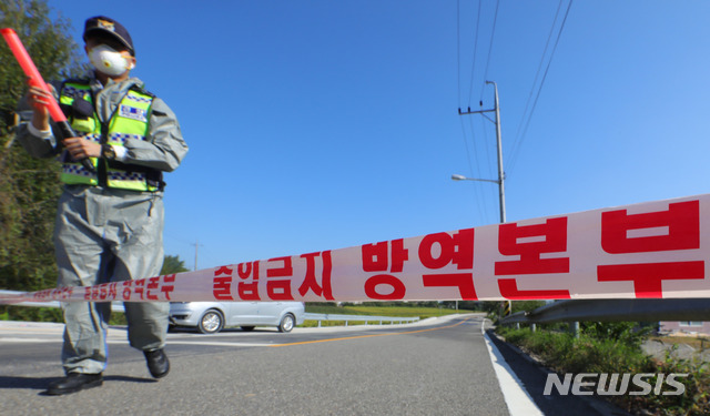 【파주=뉴시스】배훈식 기자 = 국내 4번째 아프리카돼지열병(ASF)이 발병한 24일 오후 경기 파주시 적성면의 ASF 확진 판정을 받은 돼지 사육 농가 진입로를 경찰이 통제하고 있다. 2019.09.24. dahora83@newsis.com