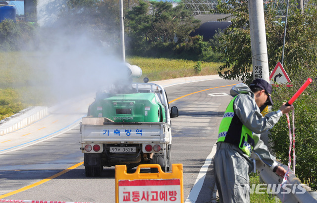 【파주=뉴시스】배훈식 기자 = 국내 4번째 아프리카돼지열병(ASF)이 발병한 24일 오후 경기 파주시 적성면의 ASF 확진 판정을 받은 돼지 사육 농가 주변 도로에서 농협 방역차량이 소독을 하고 있다. 2019.09.24.  dahora83@newsis.com