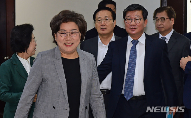 【서울=뉴시스】국회사진기자단 = 이혜훈 국회 정보위원장과 정보위원, 서훈 국가정보원장이 24일 국회에서 열린 정보위원회 전체회의에 참석하고 있다. 2019.09.24. photo@newsis.com