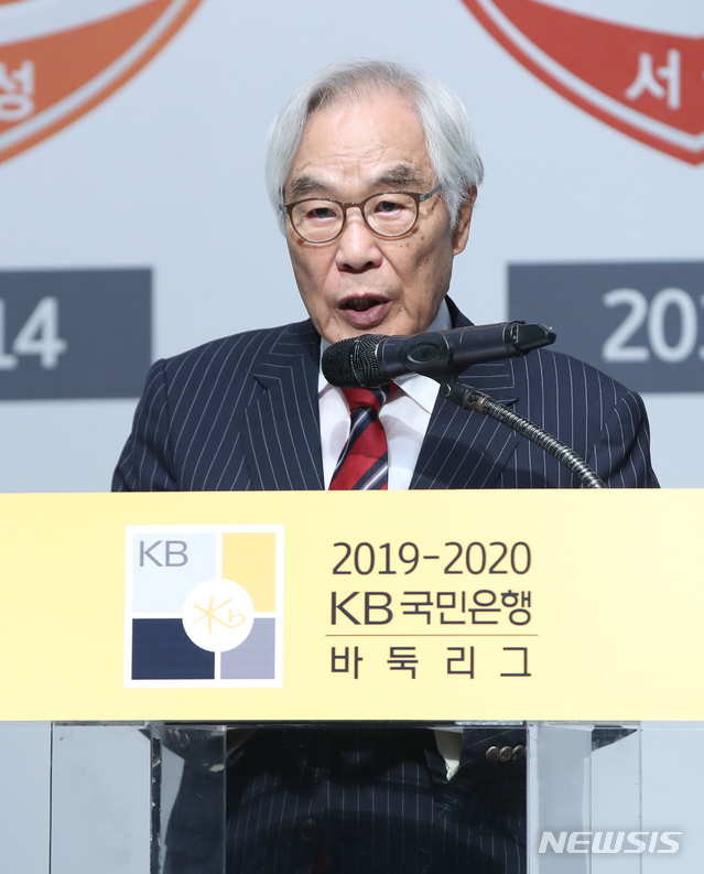 【서울=뉴시스】조수정 기자 = 임채정 한국기원 총재가 24일 오전 서울 소공동 웨스틴조선호텔에서 열린 한국기원 2019-2020 KB국민은행 바둑리그 개막식에서 인사말 하고 있다. 2019.09.24.chocrystal@newsis.com