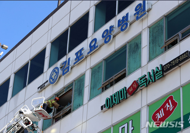 [김포=뉴시스[ 박주성 기자 = 지난 2019년 9월 24일 오전 경기 김포시 풍무동 5층 건물 4층 한 요양병원에서 화재가 발생해 소방대원이 현장 정리를 하고 있다. 2019.09.24. park7691@newsis.com