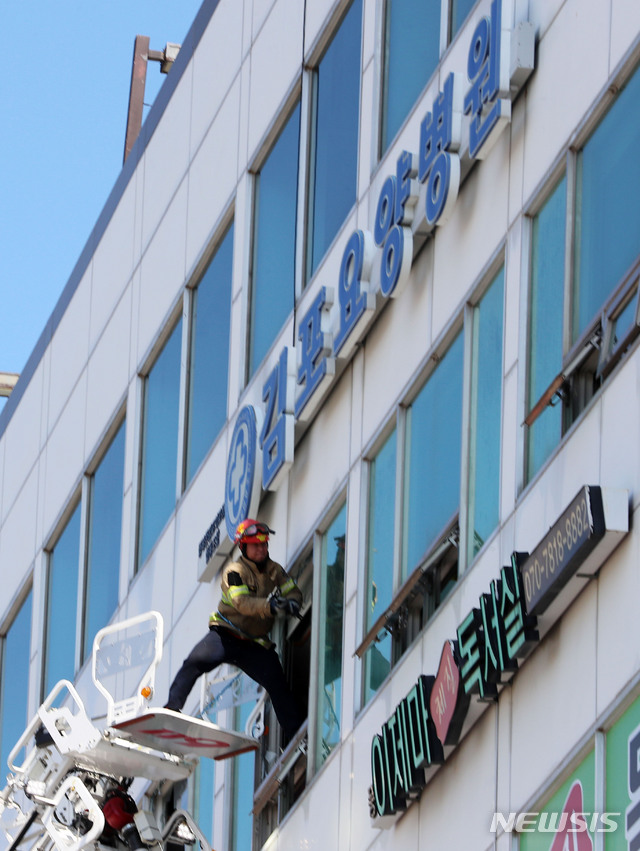 【김포=뉴시스】박주성 기자 = 24일 오전 경기 김포시 풍무동 5층 건물 4층 한 요양병원에서 화재가 발생해 소방대원이 현장 정리를 하고 있다. 불이난 요양병원 4층에는 130여명의 노인과 50명의 직원들이 있는 것으로 알려졌다. 2019.09.24.&nbsp; park7691@newsis.com