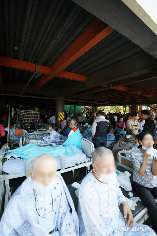 【김포=뉴시스】박주성 기자 = 24일 오전 경기 김포시 풍무동 5층 건물 4층 한 요양병원에서 화재가 발생해 환자들과 의료진이 건물 옆 주차장에 대피 해 있다.&nbsp;&nbsp; 불이난 요양병원 4층에는 130여명의 노인과 50명의 직원들이 있는 것으로 알려졌다. 2019.09.24.&nbsp; park7691@newsis.com