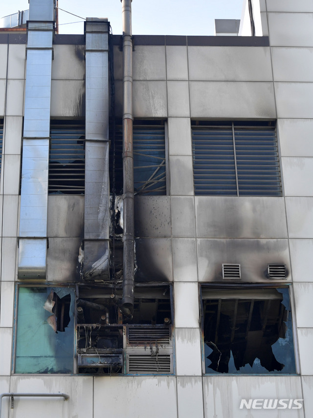 【김포=뉴시스】박주성 기자 = 24일 오전 경기 김포시 풍무동 5층 건물 4층 한 요양병원에서 화재가 발생해 건물이 그을려 있다. 불이난 요양병원 4층에는 130여명의 노인과 50명의 직원들이 있는 것으로 알려졌다. 2019.09.24.&nbsp; park7691@newsis.com