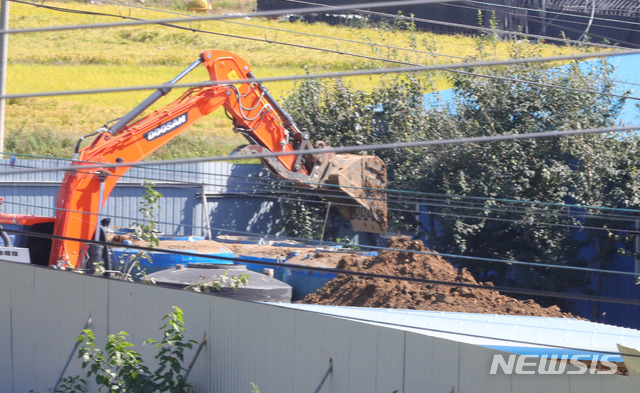 【파주=뉴시스】배훈식 기자 = 국내 4번째 아프리카돼지열병(ASF)이 발병한 24일 오후 경기 파주시 적성면의 ASF 확진판정을 받은 돼지 사육 농가에서 살처분을 위한 공사가 진행되고 있다. 2019.09.24.  dahora83@newsis.com