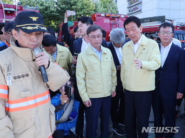 【서울=뉴시스】추상철 기자 = 진영 행정안전부장관이 24일 오전 경기 김포 풍무동 요양병원  화재현장을 찾아 사고수습 현황에 대한 설명을 듣고 있다.  2019.09.24. (사진=행정안전부 제공)  photo@newsis.com