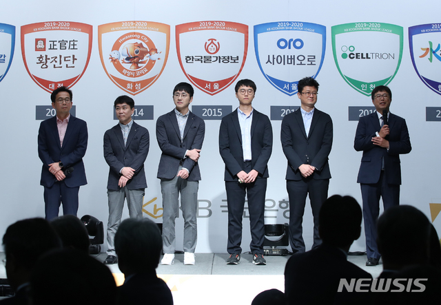 【서울=뉴시스】조수정 기자 = 24일 오전 서울 소공동 웨스틴조선호텔에서 열린 한국기원 2019-2020 KB국민은행 바둑리그 개막식에서 Kixx(왼쪽)와 포스코 케미칼 팀 대표, 감독, 주장이 인터뷰 하고 있다. 2019.09.24.chocrystal@newsis.com