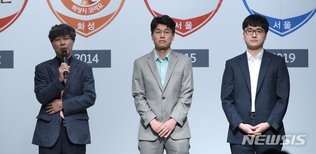 【서울=뉴시스】조수정 기자 = 24일 오전 서울 소공동 웨스틴조선호텔에서 열린 한국기원 2019-2020 KB국민은행 바둑리그 개막식에서 사이버오로 팀 대표, 감독, 주장이 인터뷰 하고 있다. 2019.09.24.chocrystal@newsis.com