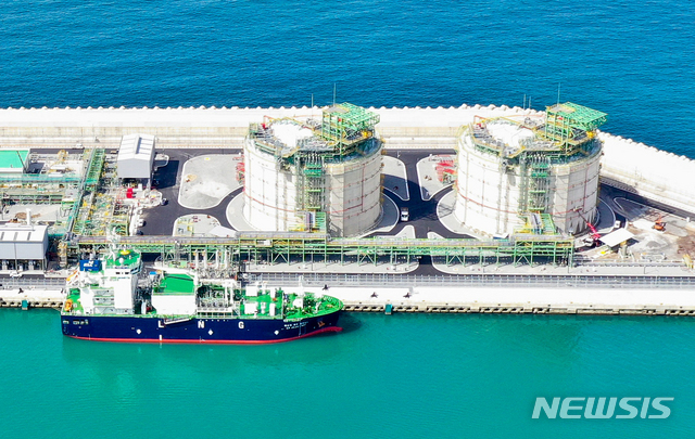 【제주=뉴시스】우장호 기자 =&nbsp; 제주시 한림읍 애월항 한국가스공사 LNG 인수기지에 입항한 LNG 수송선 SM JEJU LNG 1호(3300t급).
