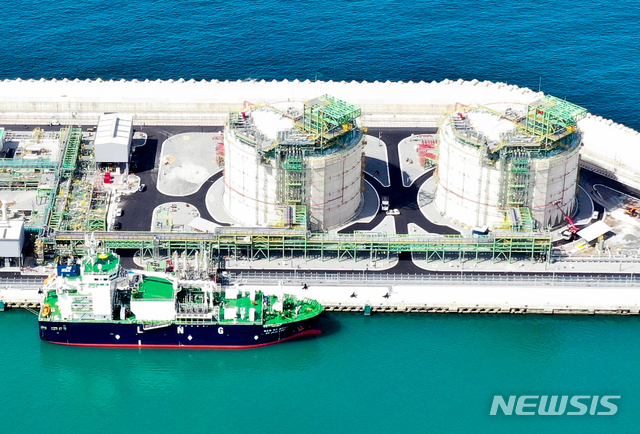 [제주=뉴시스]우장호 기자 = 제주시 한림읍 애월항 한국가스공사 LNG 인수기지에 LNG 수송선 SM JEJU LNG 1호(3300t급)가 입항해 있다. 2019.09.24. woo1223@newsis.com