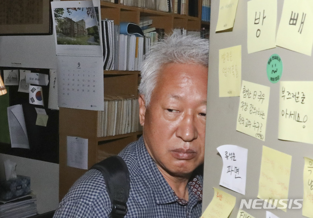 [서울=뉴시스]최진석 기자 = 강의 중 위안부 발언으로 논란을 부른 류석춘 사회학과 교수가 지난해 9월24일 오후 서울 서대문구 연세대학교 자신의 연구사무실로 들어가고 있다. 2019.09.24. myjs@newsis.com