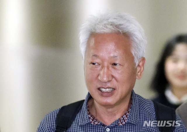 【서울=뉴시스】최진석 기자 = 강의 중 위안부 발언으로 논란을 부른 류석춘 사회학과 교수가 24일 오후 서울 서대문구 연세대학교에서 '대한민국의 건국과 발전' 교양수업 위해 강의실로 이동하고 있다. 앞서 류 교수는 지난 19일 연세대 사회학과 강의에서 "위안부는 매춘의 일종", "(위안부 관련) 직접적인 가해자는 일본이 아니다", "일제의 강제 침탈론은 거짓" 등의 발언을 한 것으로 알려졌다.2019.09.24. myjs@newsis.com