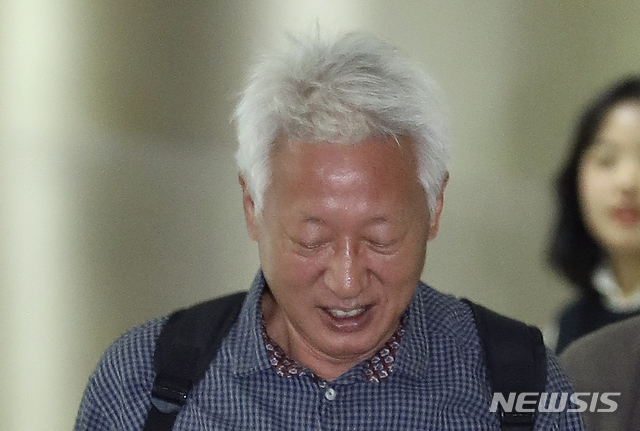 【서울=뉴시스】최진석 기자 = 강의 중 위안부 발언으로 논란을 부른 류석춘 사회학과 교수가 24일 오후 서울 서대문구 연세대학교에서 '대한민국의 건국과 발전' 교양수업 위해 강의실로 이동하고 있다.&nbsp; 앞서 류 교수는 지난 19일 연세대 사회학과 강의에서 "위안부는 매춘의 일종", "(위안부 관련) 직접적인 가해자는 일본이 아니다", "일제의 강제 침탈론은 거짓" 등의 발언을 한 것으로 알려졌다.2019.09.24. myjs@newsis.com