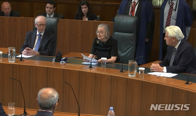 【런던=AP/뉴시스】브렌다 헤일 영국 대법원장(가운데)이 24일(현지시간) 보리스 존슨 총리의 장기간 의회 정회는 불법이라는 내용의 판결문을 낭독하고 있다. 사진은 동영상 화면을 캡처한 것이다. 2019.09.24