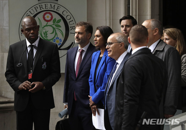 【런던=AP/뉴시스】영국 대법원이 24일(현지시간) 보리스 존슨 총리의 장기간 의회 정회를 불법으로 판결한 후, 브렉시트 반대운동가 지나 밀러(가운데 여성)가 미소를 지으며 서있다.&nbsp; 2019. 09.24