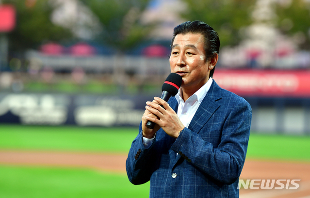 【광주=뉴시스】류형근 기자 = 24일 오후 광주 북구 광주-기아챔피언스필드에서 KIA 타이거즈 김기태 전 감독에 대한 송별행사가 열린 가운데 김 전 감독이 팬들에게 인사말을 하고 있다. 2019.09.24. hgryu77@newsis.com