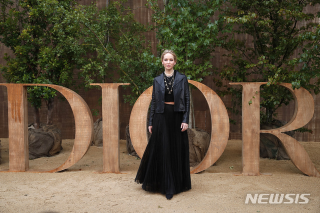 【파리=AP/뉴시스】미국 여배우 제니퍼 로렌스가지난달 24일 프랑스 파리에서 패션위크 기간동안 열린 크리스챤 디올의 2020 S/S 컬렉션 앞에서 포즈를 취하고 있다. 크리스챤 디올은 17일 중국에서 대만이 표기되지 않은 지도를 사용한데다가 이에 대해 잘못된 설명을 하면서 뭇매를 맞고 결국 사과했다. 2019.10.17.