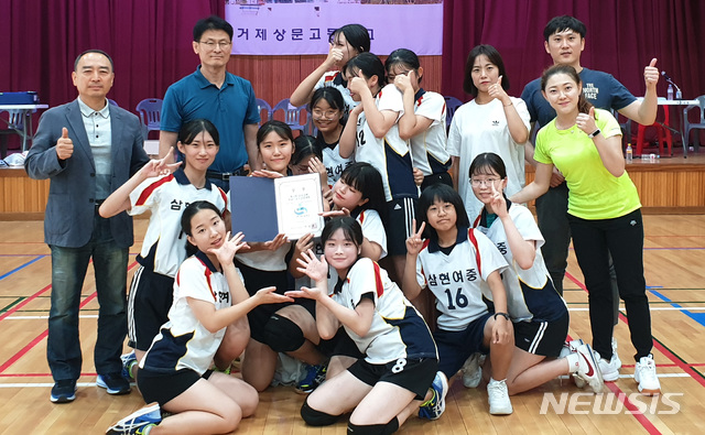 【진주=뉴시스】 경남 진주 삼현여자중학교가 학교 클럽대항 배구대회에서 우승을 차지했다.