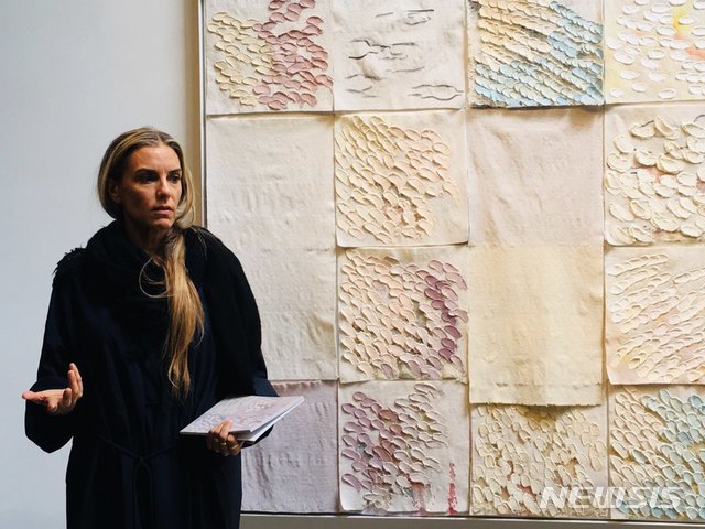 【서울=뉴시스】박현주 미술전문기자= 25일 서울 삼청동 송원아트센터에 작품을 건 미국 로스앤젤레스에서 내한한 작가 라이자 루(Liza Lou)가 작품설명을 하고 있다.