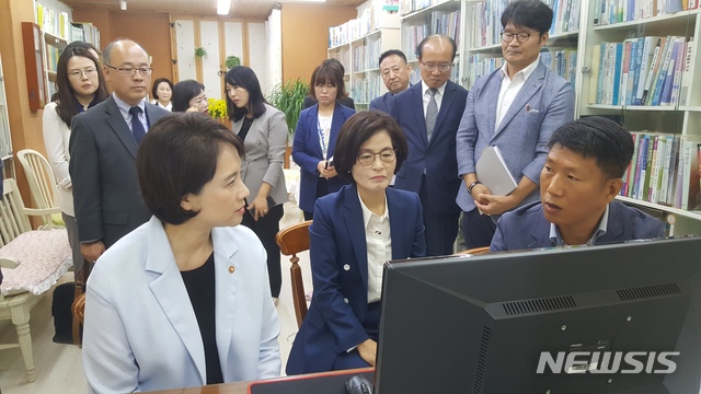 【목포=뉴시스】 송창헌 기자 = 유은혜 사회부총리 겸 교육부장관이 25일 전남지역 사립유치원과 농어촌 소규모 학교를 차례를 방문해 현장 애로사항 등을 경청했다. 목포 몬테소리유치원 방문한 유 부총리. 2019.09.25 (사진=전남도교육청 제공) photo@newsis.com