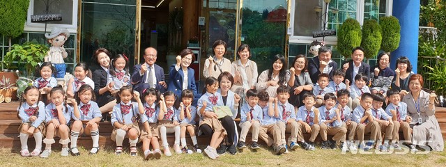 【목포=뉴시스】 송창헌 기자 = 유은혜 사회부총리 겸 교육부장관이 25일 전남지역 사립유치원과 농어촌 소규모 학교를 차례를 방문해 현장 애로사항 등을 경청했다. 목포 몬테소리유치원 방문한 유 부총리. 2019.09.25 (사진=전남도교육청 제공)photo@newsis.com