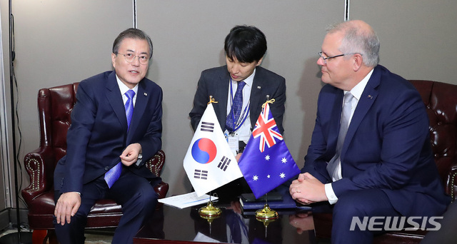 【뉴욕=뉴시스】전신 기자 = 문재인 대통령이 24일(현지시간) 뉴욕 유엔 양자회담장에서 스콧 모리슨 호주 총리와 한-호주 정상회담을 하고 있다. 2019.09.25. photo1006@newsis.com